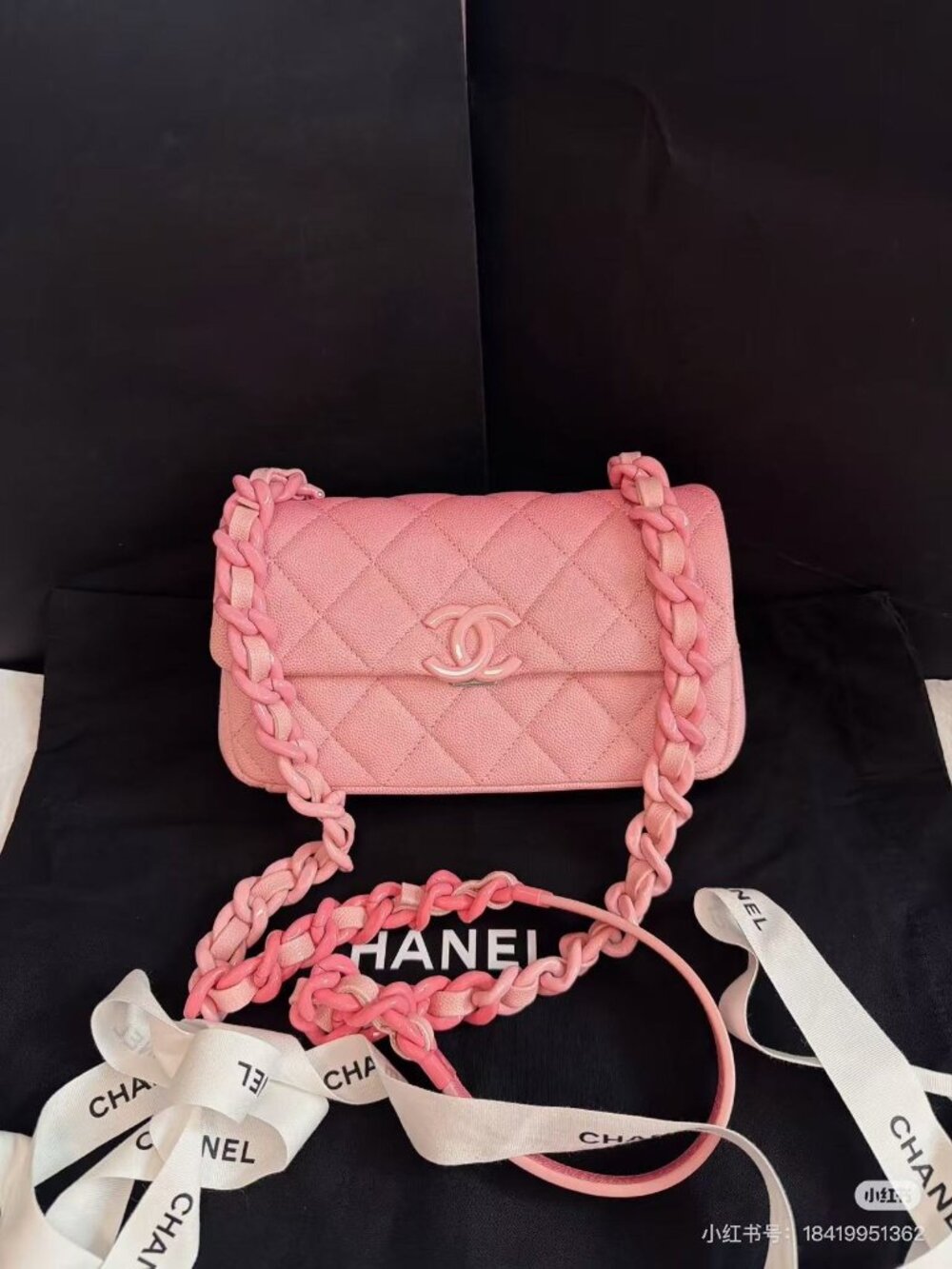 Classic CHANEL bag: A Stylish and Versatile Choice for Elegance - Picture 5 of 6